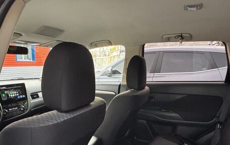 Mitsubishi Outlander III рестайлинг 3, 2015 год, 1 700 000 рублей, 9 фотография