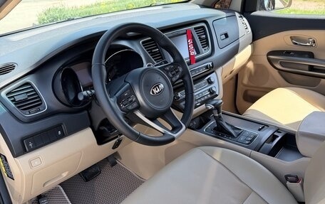 KIA Carnival III, 2017 год, 2 700 000 рублей, 8 фотография