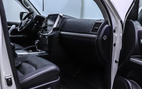 Toyota Land Cruiser 200, 2019 год, 7 950 000 рублей, 31 фотография