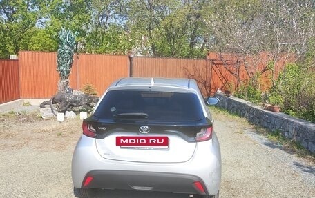 Toyota Yaris, 2022 год, 1 250 000 рублей, 2 фотография