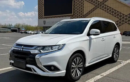 Mitsubishi Outlander III рестайлинг 3, 2022 год, 1 879 099 рублей, 1 фотография