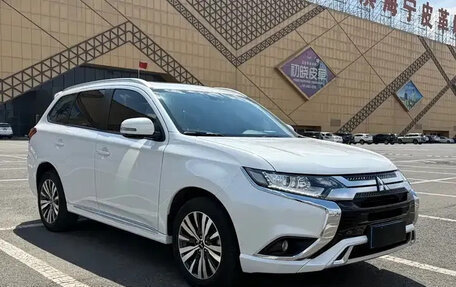 Mitsubishi Outlander III рестайлинг 3, 2022 год, 1 879 099 рублей, 3 фотография