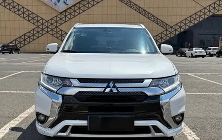 Mitsubishi Outlander III рестайлинг 3, 2022 год, 1 879 099 рублей, 2 фотография