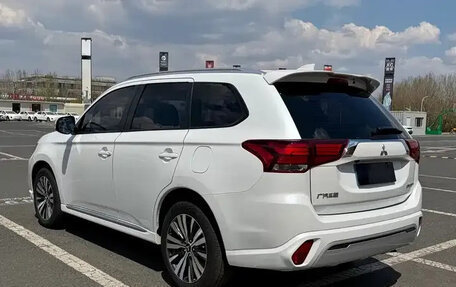 Mitsubishi Outlander III рестайлинг 3, 2022 год, 1 879 099 рублей, 4 фотография