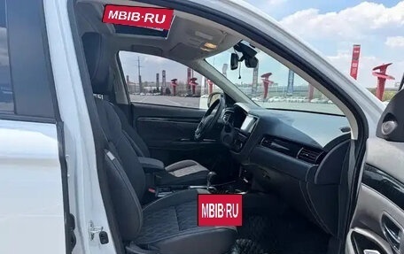 Mitsubishi Outlander III рестайлинг 3, 2022 год, 1 879 099 рублей, 10 фотография