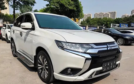 Mitsubishi Outlander III рестайлинг 3, 2022 год, 1 929 099 рублей, 3 фотография