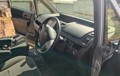 Toyota Voxy II, 2012 год, 1 450 000 рублей, 1 фотография