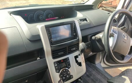 Toyota Voxy II, 2012 год, 1 450 000 рублей, 2 фотография