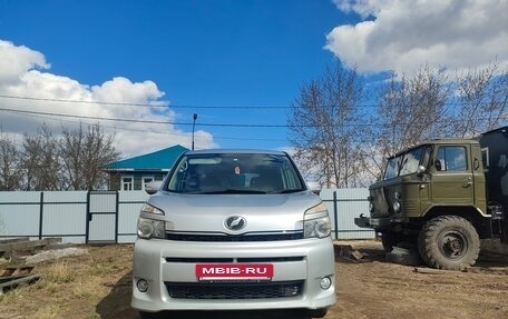 Toyota Voxy II, 2012 год, 1 450 000 рублей, 6 фотография