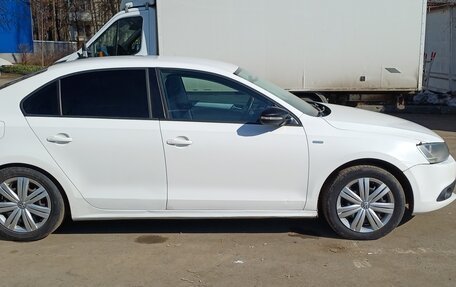 Volkswagen Jetta VI, 2013 год, 900 000 рублей, 3 фотография