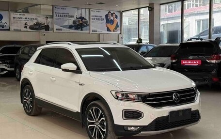 Volkswagen T-Roc I, 2023 год, 1 820 000 рублей, 3 фотография