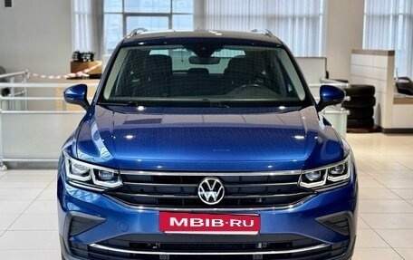 Volkswagen Tiguan II, 2021 год, 2 639 000 рублей, 2 фотография