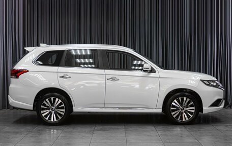 Mitsubishi Outlander III рестайлинг 3, 2022 год, 3 829 000 рублей, 5 фотография