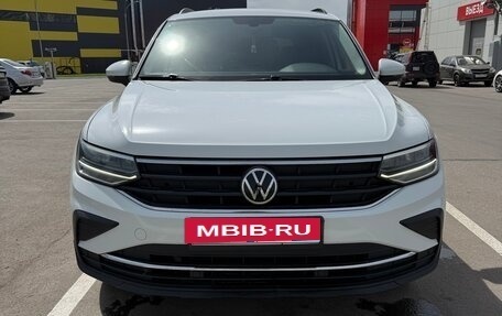 Volkswagen Tiguan II, 2021 год, 2 350 000 рублей, 2 фотография