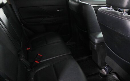 Mitsubishi Outlander III рестайлинг 3, 2015 год, 1 975 000 рублей, 12 фотография