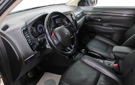 Mitsubishi Outlander III рестайлинг 3, 2015 год, 1 975 000 рублей, 10 фотография