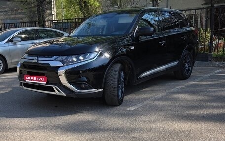 Mitsubishi Outlander III рестайлинг 3, 2019 год, 1 960 000 рублей, 1 фотография