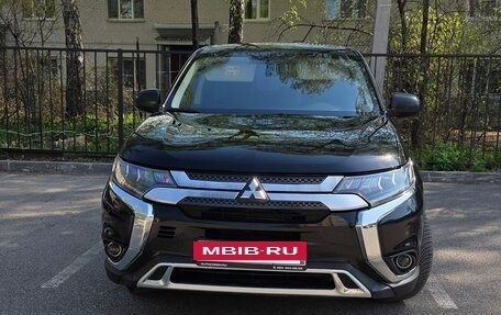 Mitsubishi Outlander III рестайлинг 3, 2019 год, 1 960 000 рублей, 2 фотография