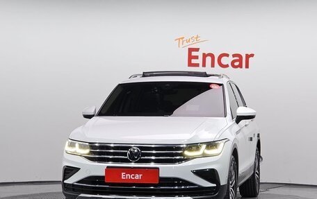 Volkswagen Tiguan II, 2021 год, 2 952 000 рублей, 3 фотография