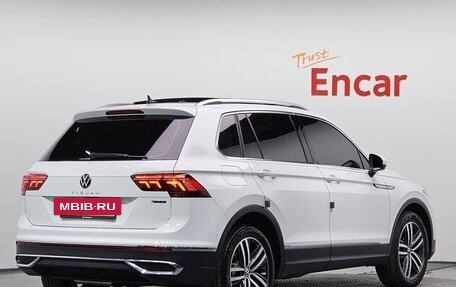 Volkswagen Tiguan II, 2021 год, 2 952 000 рублей, 2 фотография