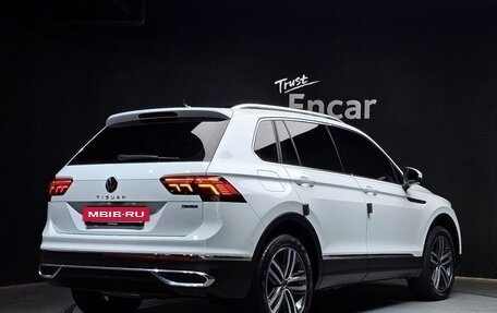 Volkswagen Tiguan II, 2021 год, 3 359 000 рублей, 2 фотография