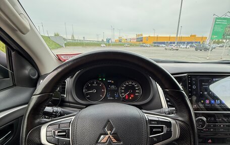 Mitsubishi Pajero Sport III рестайлинг, 2017 год, 2 350 000 рублей, 10 фотография