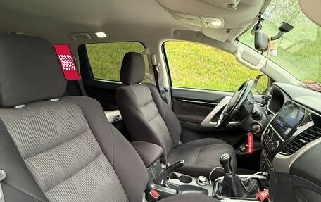 Mitsubishi Pajero Sport III рестайлинг, 2017 год, 2 350 000 рублей, 8 фотография