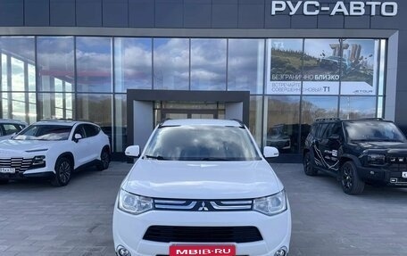 Mitsubishi Outlander III рестайлинг 3, 2013 год, 1 345 000 рублей, 2 фотография