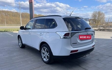 Mitsubishi Outlander III рестайлинг 3, 2013 год, 1 345 000 рублей, 7 фотография