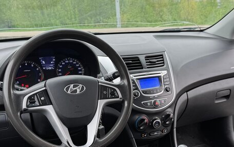 Hyundai Solaris II рестайлинг, 2012 год, 700 000 рублей, 21 фотография