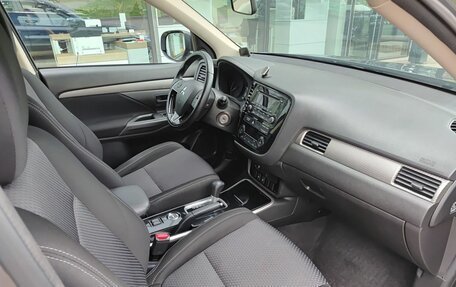 Mitsubishi Outlander III рестайлинг 3, 2017 год, 1 976 000 рублей, 13 фотография