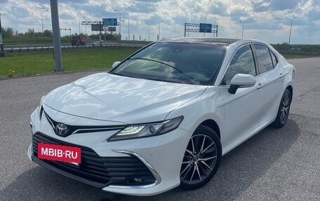 Toyota Camry, 2023 год, 3 950 000 рублей, 2 фотография