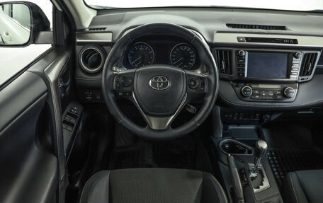 Toyota RAV4, 2017 год, 2 399 000 рублей, 11 фотография