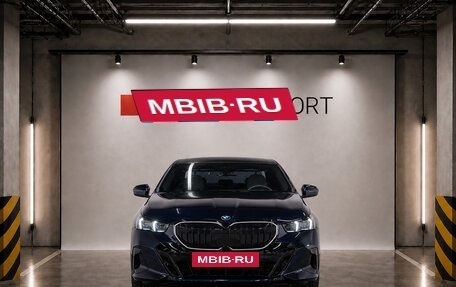 BMW 5 серия, 2024 год, 5 990 000 рублей, 2 фотография