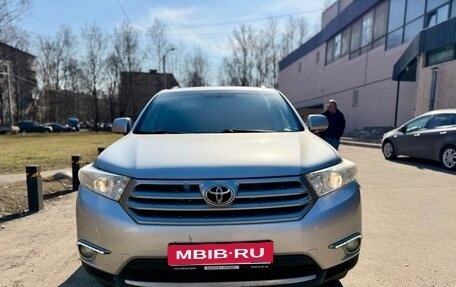 Toyota Highlander III, 2011 год, 1 940 000 рублей, 2 фотография