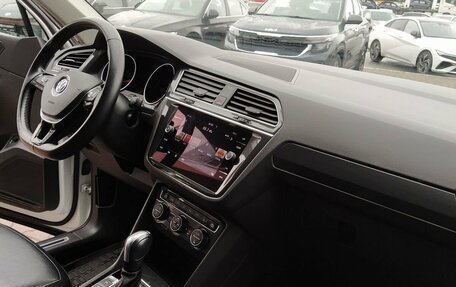Volkswagen Tiguan II, 2019 год, 2 900 000 рублей, 18 фотография