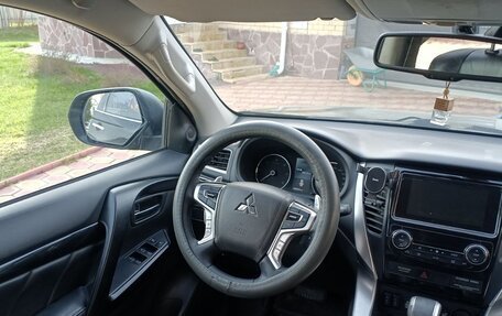 Mitsubishi Pajero Sport III рестайлинг, 2017 год, 3 095 000 рублей, 11 фотография