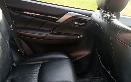 Mitsubishi Pajero Sport III рестайлинг, 2017 год, 3 095 000 рублей, 12 фотография