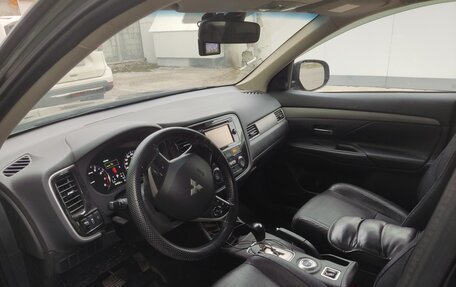 Mitsubishi Outlander III рестайлинг 3, 2014 год, 1 400 000 рублей, 5 фотография