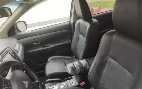 Mitsubishi Outlander III рестайлинг 3, 2014 год, 1 400 000 рублей, 6 фотография
