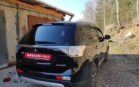 Mitsubishi Outlander III рестайлинг 3, 2014 год, 1 400 000 рублей, 11 фотография