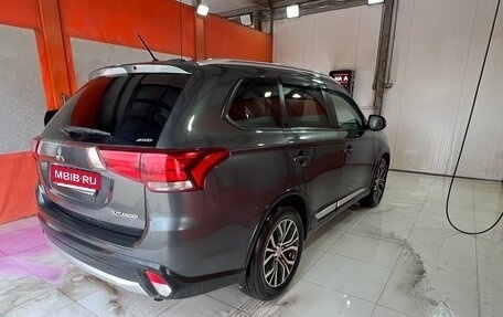 Mitsubishi Outlander III рестайлинг 3, 2015 год, 1 900 000 рублей, 6 фотография