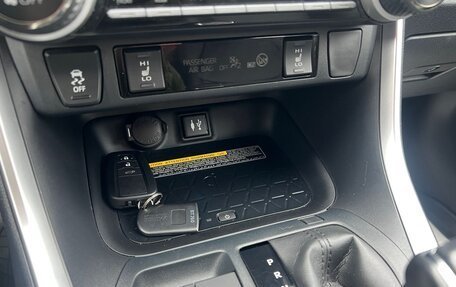 Toyota RAV4, 2019 год, 3 475 000 рублей, 10 фотография