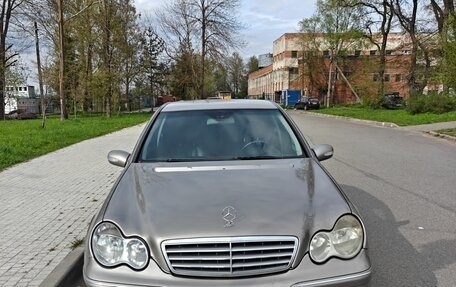 Mercedes-Benz C-Класс, 2005 год, 600 000 рублей, 1 фотография