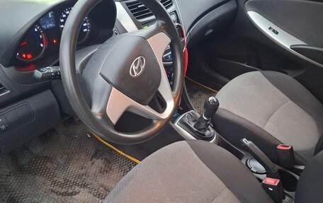 Hyundai Solaris II рестайлинг, 2013 год, 700 000 рублей, 6 фотография