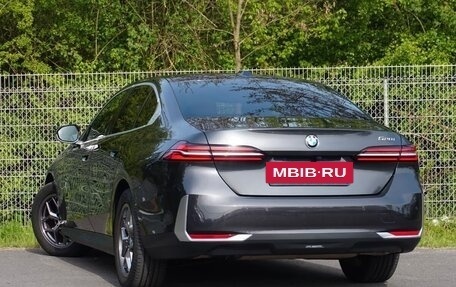 BMW 5 серия, 2024 год, 6 850 000 рублей, 3 фотография