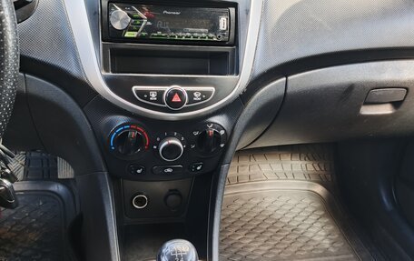Hyundai Solaris II рестайлинг, 2011 год, 450 000 рублей, 10 фотография