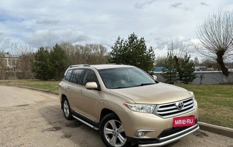 Toyota Highlander III, 2012 год, 2 350 000 рублей, 1 фотография