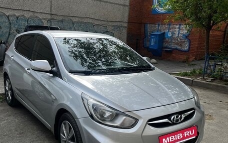 Hyundai Solaris II рестайлинг, 2012 год, 730 000 рублей, 3 фотография