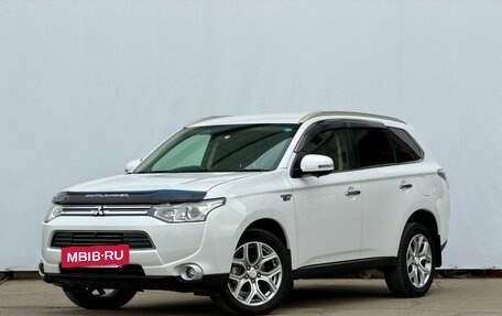 Mitsubishi Outlander III рестайлинг 3, 2013 год, 1 590 000 рублей, 2 фотография